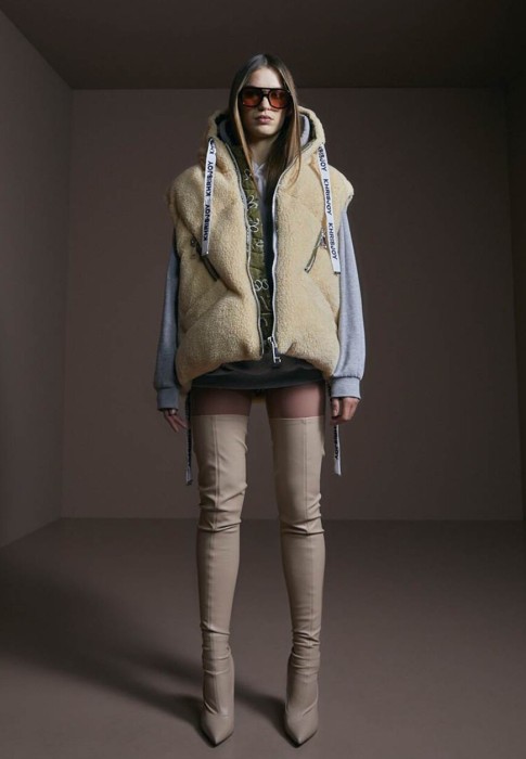 жилет с капюшоном  из италии вид сбоку