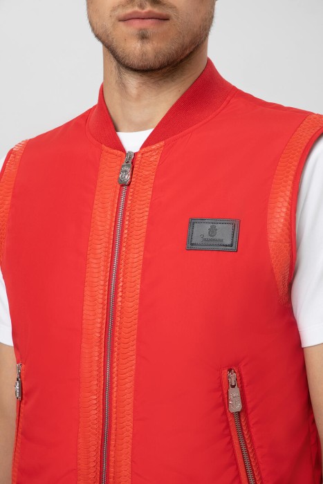 Товар красного цвета с внутренней стороны