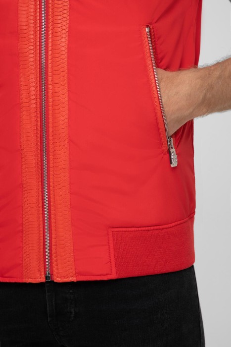 жилет  с отделкой из змеи красный из проверенных материалов спереди
