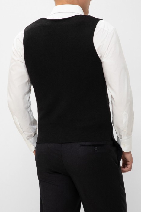 жилет  по цене 7000 руб вид справа