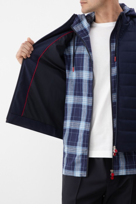 Товар синего цвета с внутренней стороны