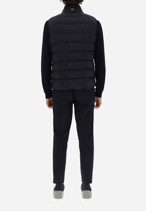 Товар черного цвета с внутренней стороны