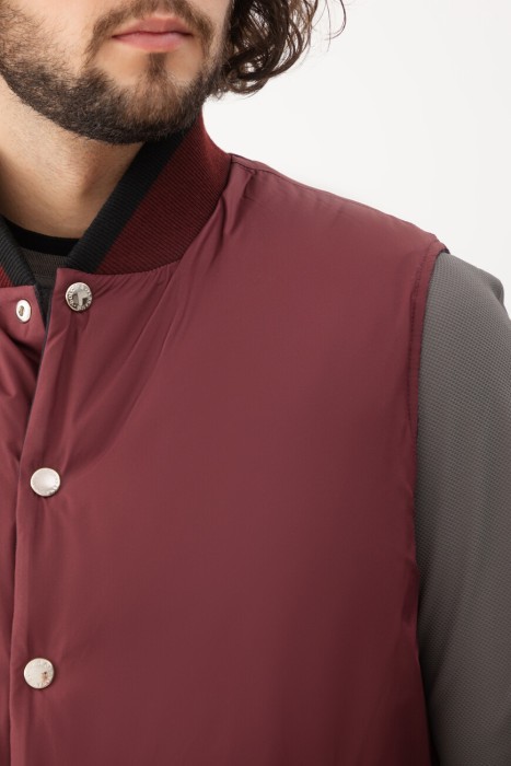 жилет  универсального стиля с лицевой стороны