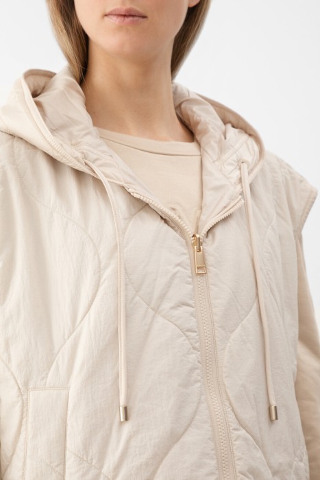 жилет  универсального стиля с лицевой стороны