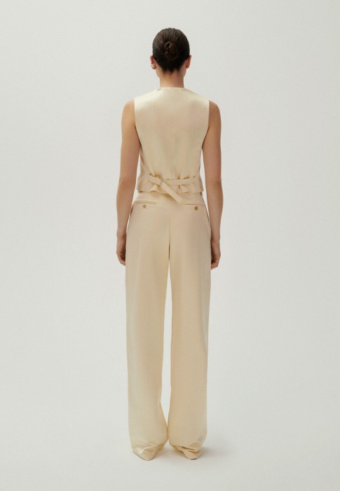 Товар желтого цвета с внутренней стороны