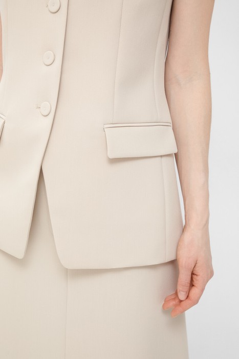 Товар бежевого цвета с внутренней стороны