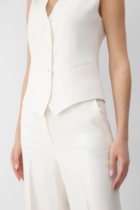 Товар белого цвета с внутренней стороны