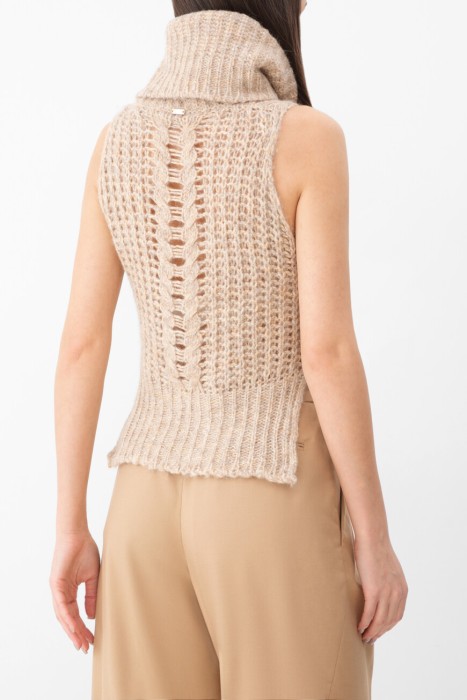 жилет  по цене 52000 руб вид справа