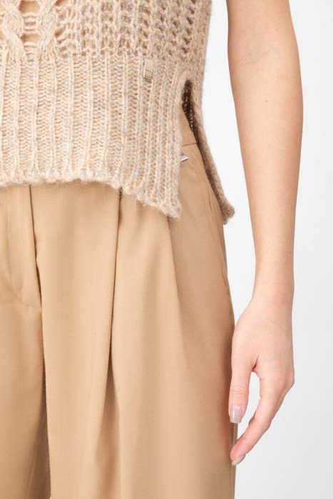 Товар бежевого цвета с внутренней стороны