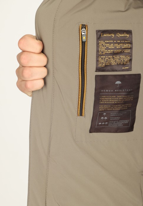 жилет  универсального стиля с лицевой стороны