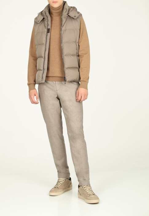 жилет  от бренда moorer вид слева