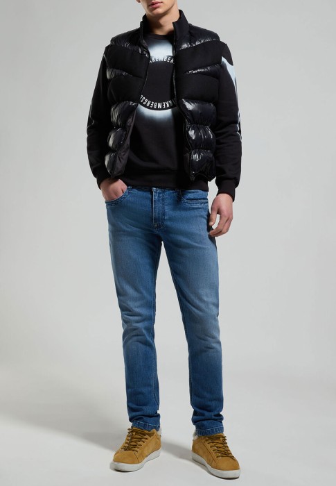 жилет  от бренда bikkembergs вид слева