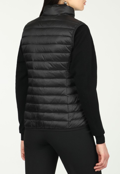 Товар черного цвета с внутренней стороны