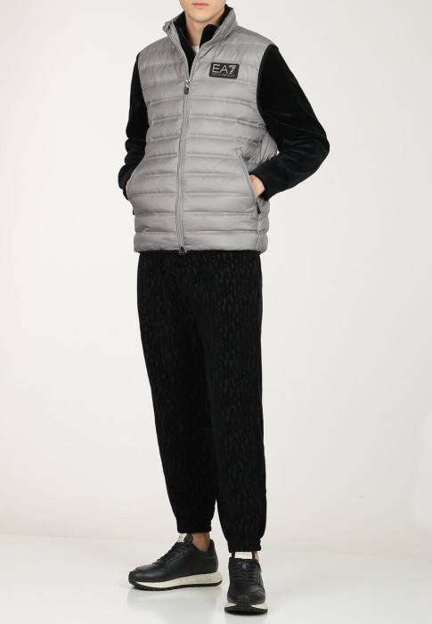 жилет  по цене 32270 руб вид справа