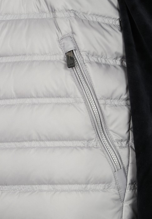 жилет  универсального стиля с лицевой стороны