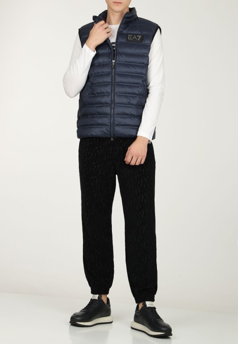 жилет  от бренда ea7 вид слева