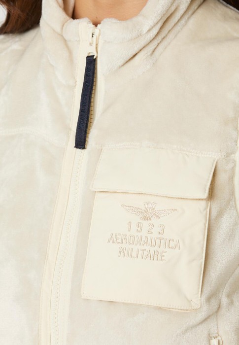 Товар белого цвета с внутренней стороны