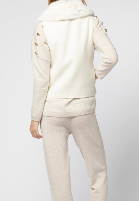 Товар белого цвета с внутренней стороны