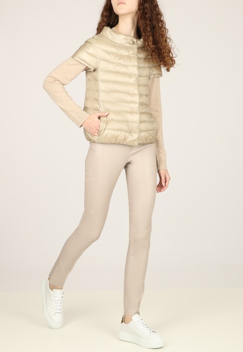 жилет  от бренда herno вид слева