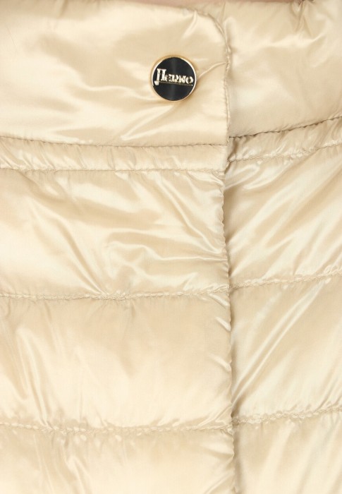 Товар бежевого цвета с внутренней стороны