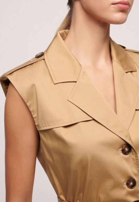 Товар бежевого цвета с внутренней стороны