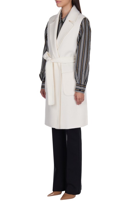 Товар белого цвета с внутренней стороны