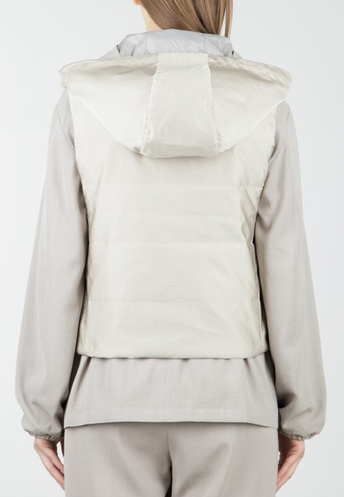 Товар бежевого цвета с внутренней стороны