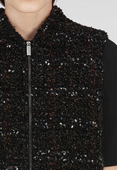 Товар черного цвета с внутренней стороны