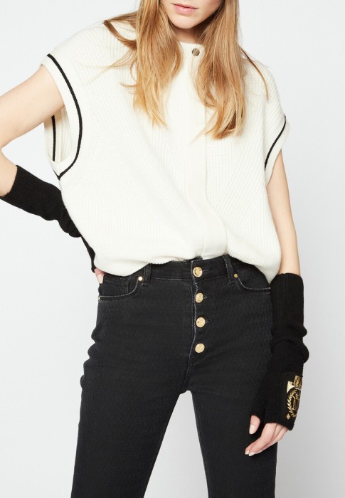 Товар белого цвета с внутренней стороны