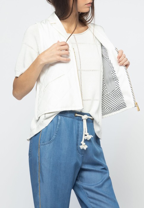 Товар белого цвета с внутренней стороны