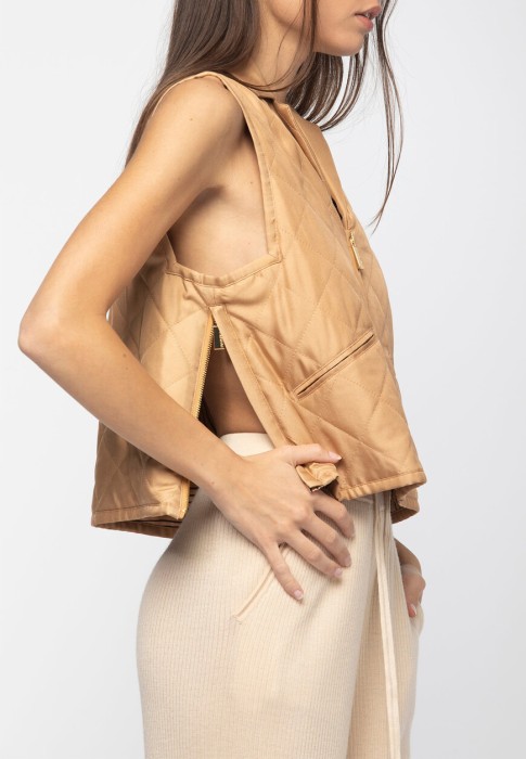 Товар коричневого цвета с внутренней стороны