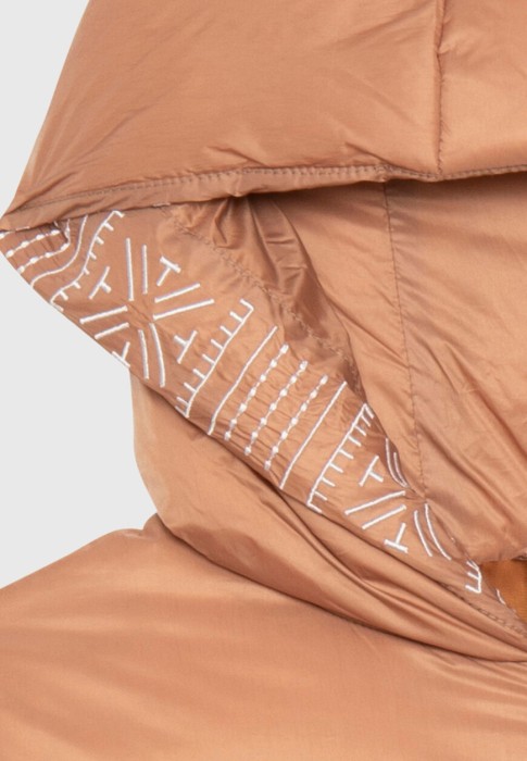 Товар коричневого цвета с внутренней стороны