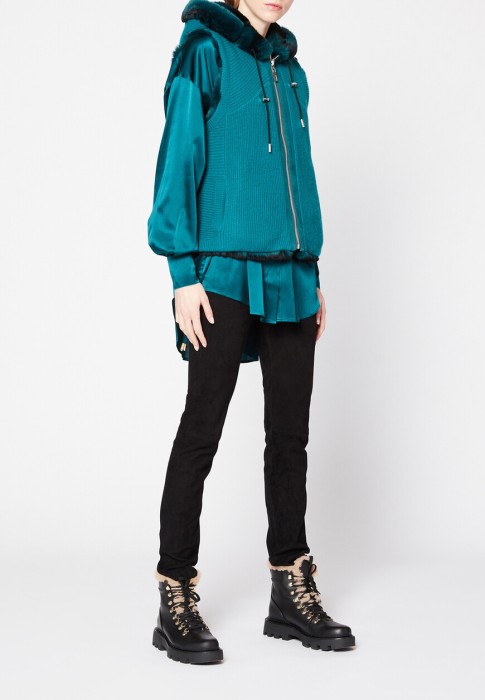 Товар зеленого цвета с внутренней стороны