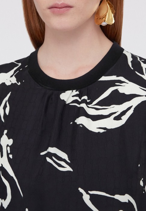 Товар черного цвета с внутренней стороны