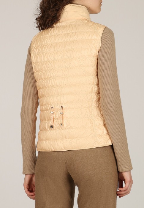 Товар бежевого цвета с внутренней стороны