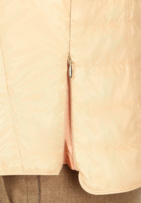 жилет  универсального стиля с лицевой стороны