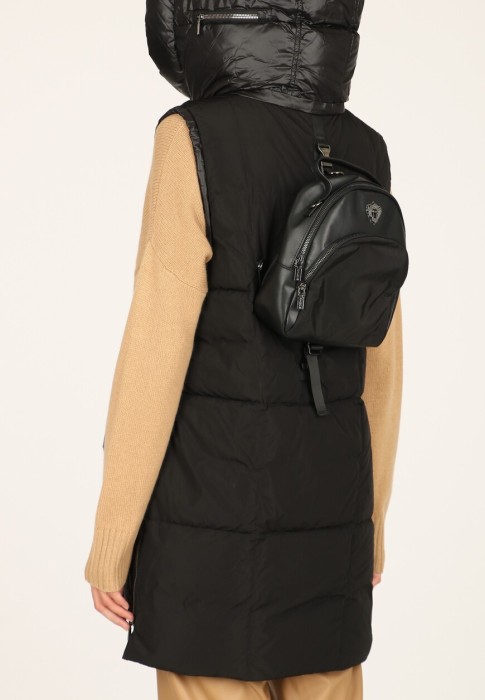 Товар черного цвета с внутренней стороны