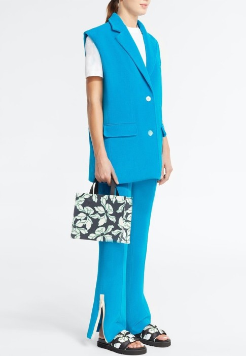 Товар голубого цвета с внутренней стороны