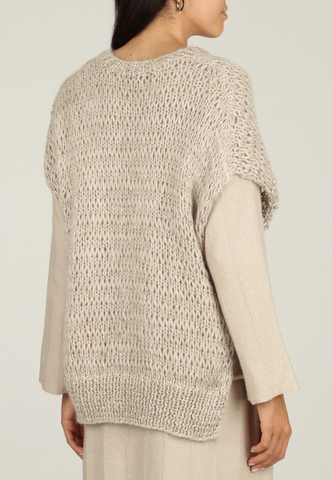 Товар бежевого цвета с внутренней стороны