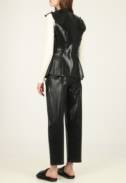 Товар черного цвета с внутренней стороны