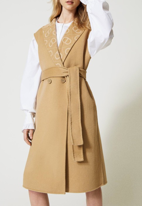 Товар бежевого цвета с внутренней стороны