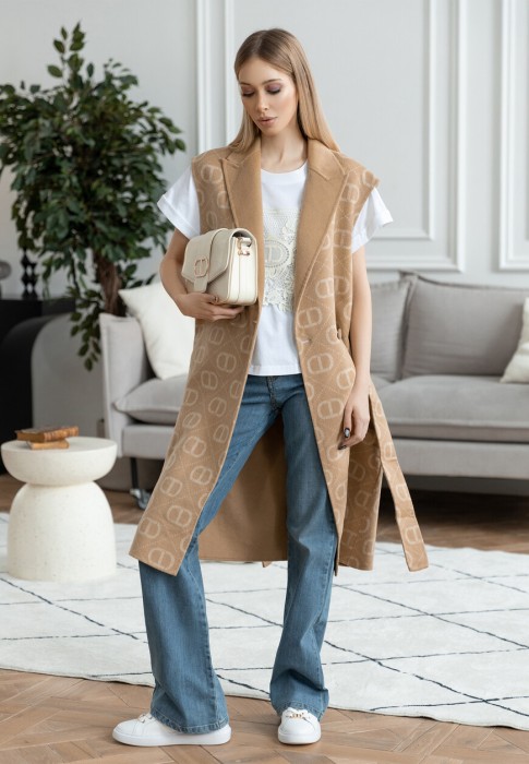 жилет  универсального стиля с лицевой стороны