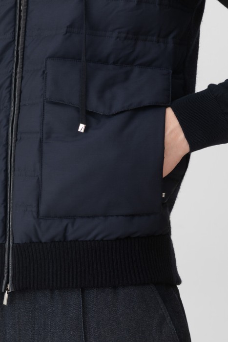 Товар синего цвета с внутренней стороны