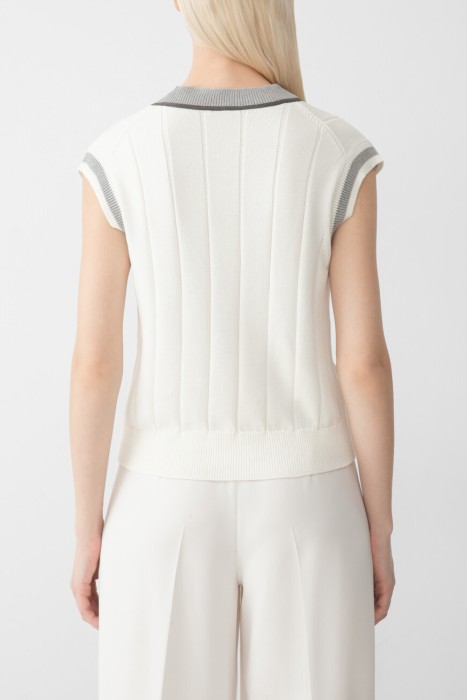 жилет  по цене 73600 руб вид справа