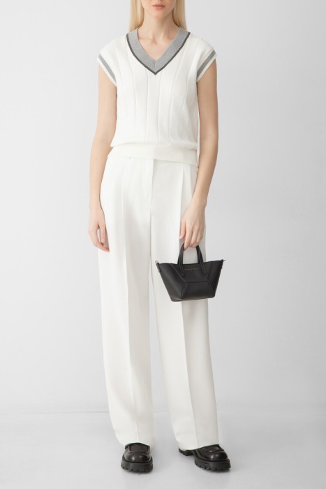 Товар серого цвета с внутренней стороны