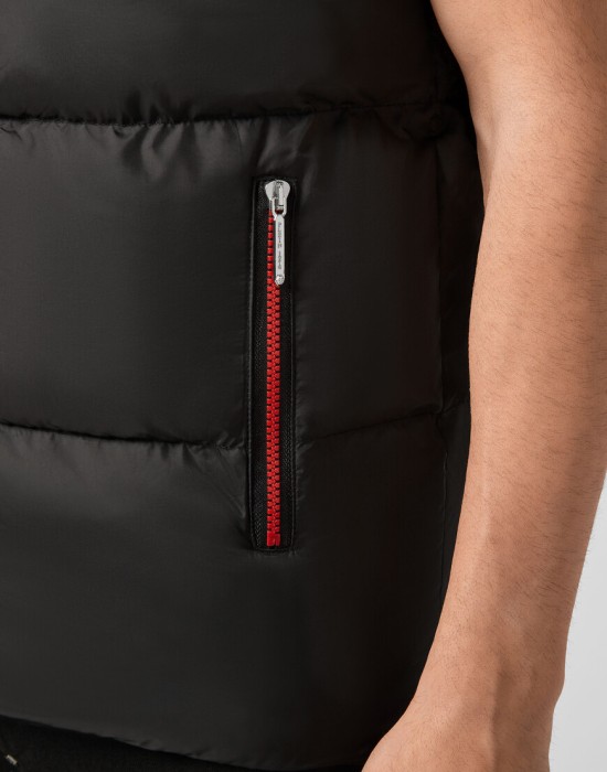 Товар черного цвета с внутренней стороны