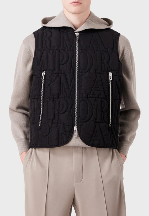 Товар черного цвета с внутренней стороны