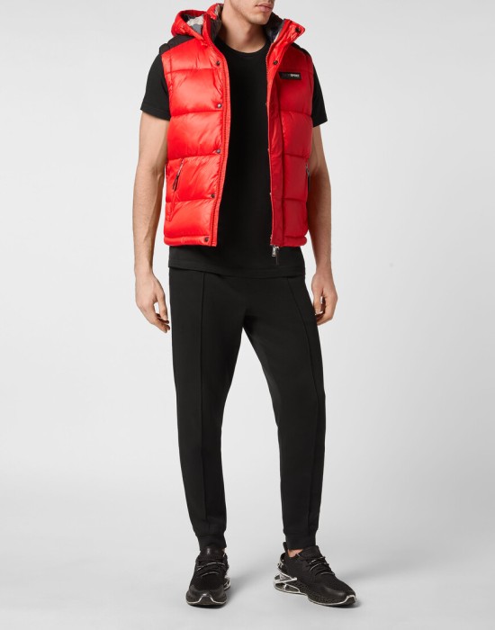 Товар красного цвета с внутренней стороны