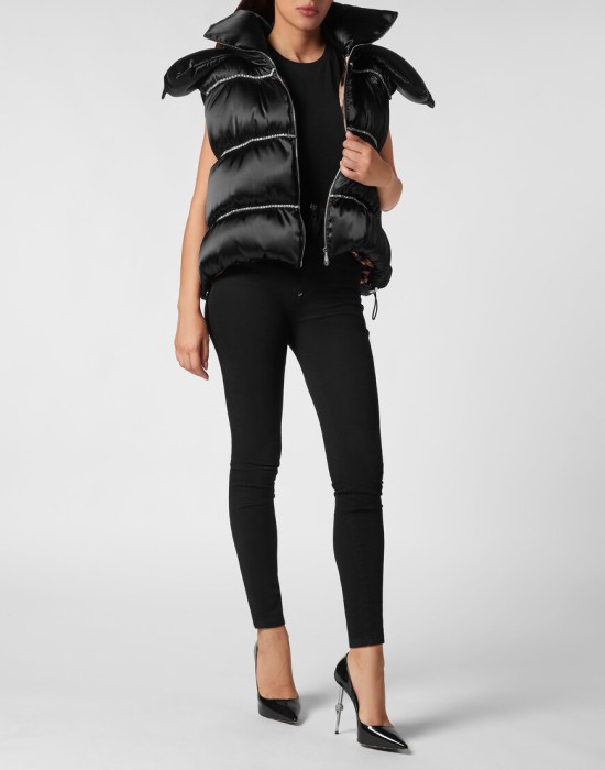 Товар черного цвета с внутренней стороны