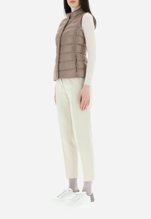 Товар бежевого цвета с внутренней стороны